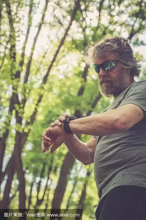 留着胡子戴着墨镜的白人老人在看时间