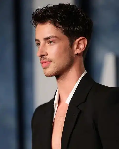 《名校风暴》西班牙帅哥马努·里奥斯,时尚新宠双眸电力十足_腾讯新闻