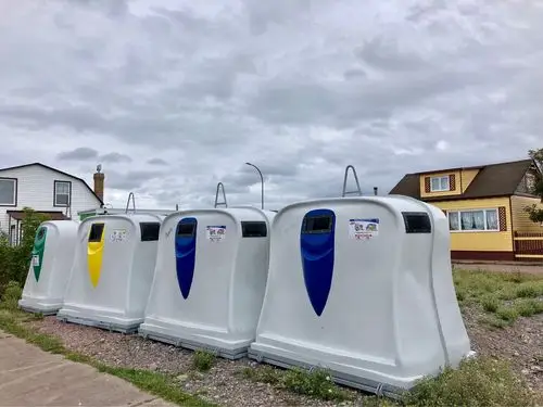 密克隆群岛街道上整洁的垃圾桶