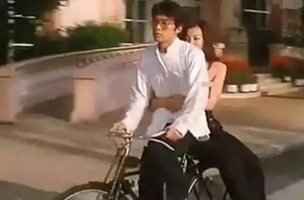 不是朱茵!坐在星爷自行车后座上的是她啊.