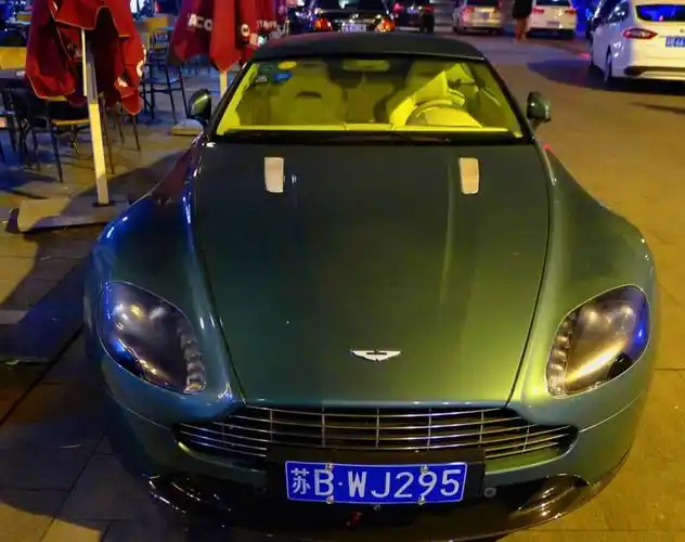 无锡街头实拍阿斯顿马丁vantage,墨绿色很少见