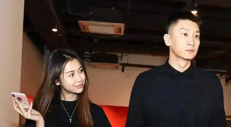 孙悦的前妻出境了,她晒出近照,纹身突出,曼妙身材引人关注_陈露_女儿