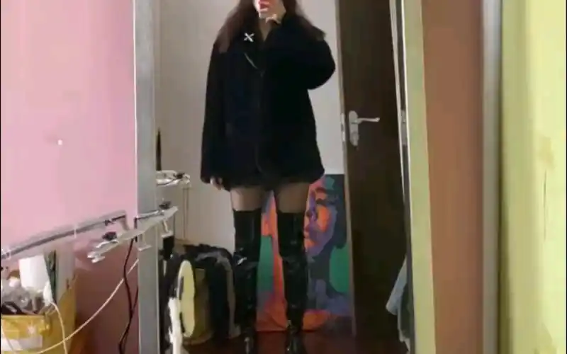 方糖漆皮过膝长靴对镜自拍