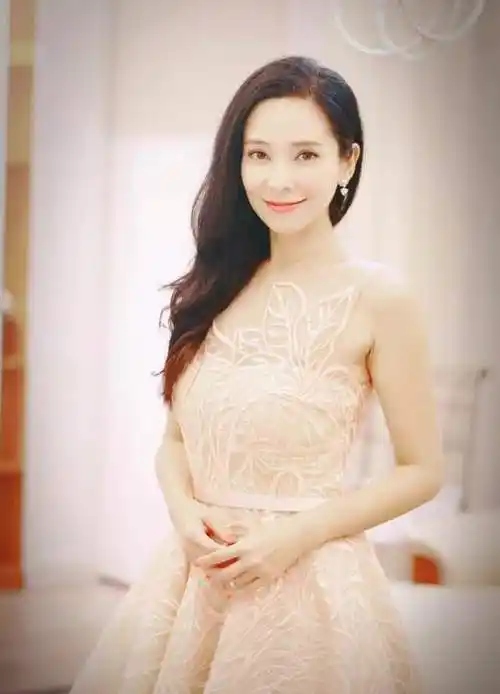 48岁港姐郭羡妮近照曝光法令纹深老态明显远嫁河南农村不后悔