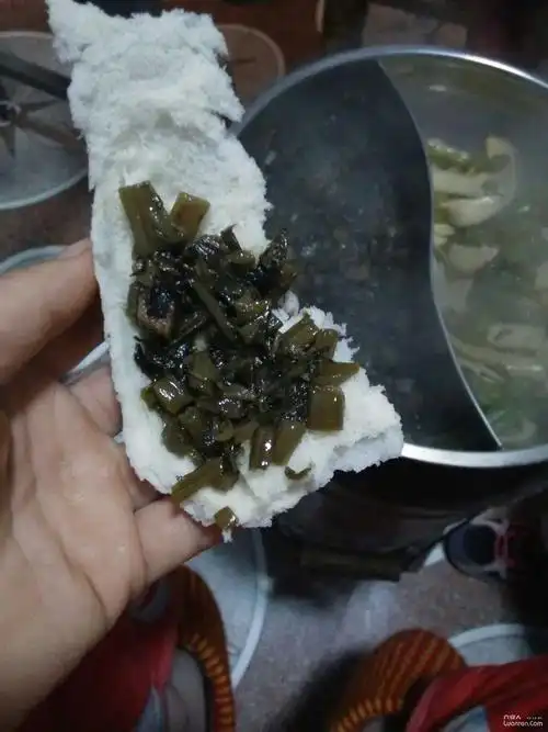 大馍夹咸菜,就讲我个会吃!