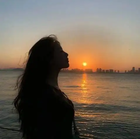 女生头像背影日落黄昏情侣