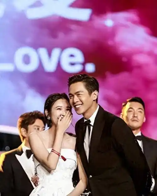 唐艺昕接娃放学,给女儿梳头好宠溺,女儿才四岁可爱像她爸爸张若昀!