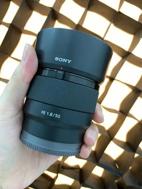 机身是7m3,镜头当然是被吐槽的索尼原厂50f1.8.