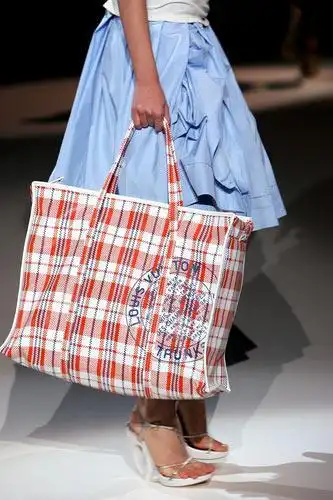 lv推出草根物件蛇皮袋 中国元素国际大牌都在抢