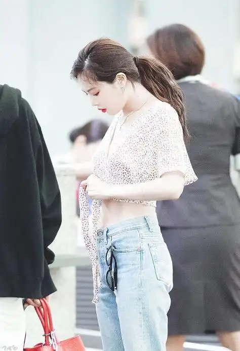 又双叒叕炫腹!国民腰精豆金泫雅美到犯规 性感马甲线刷屏朋友圈