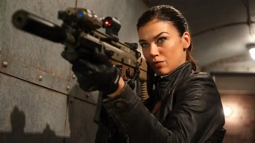 特种部队2里营救总统时女上尉用的什么枪