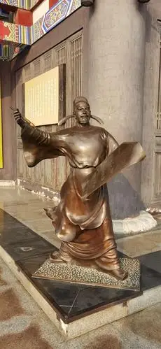 照片上的雕塑人像为"白日依山尽,黄河入海流.欲穷千里目,更上一层楼.