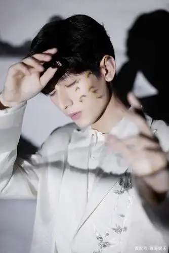 成毅跨年晒素颜自拍,舞台唱歌好温柔,中国风西装仙气飘飘