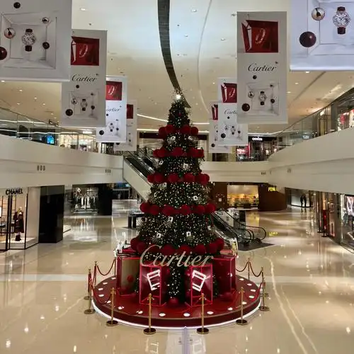 今年大连时代广场的圣诞树是由卡地亚赞助的,在此且不论大小和好看