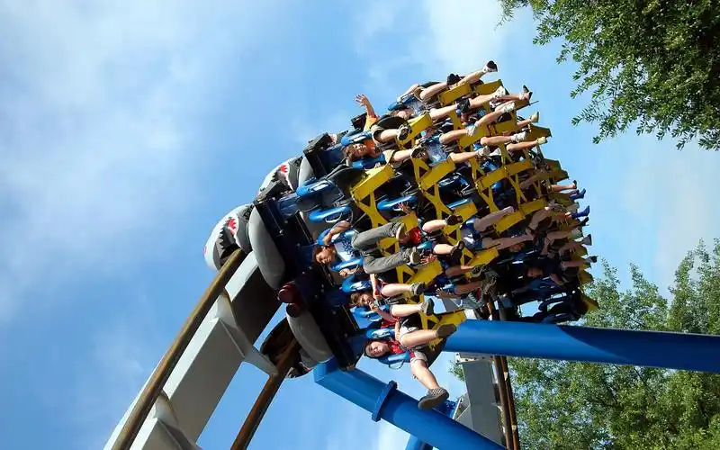 惊险刺激的过山车图片(5/10)