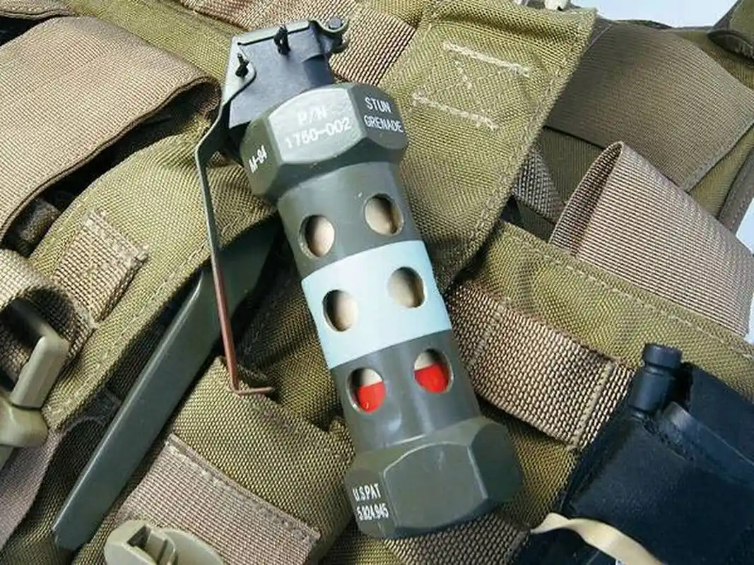 美国m84闪光弹 在反恐任务中,为了不误伤到人质和己方士兵,美军于20