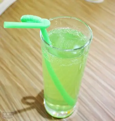 【好喝又简单的青苹果汁】 主料:青苹果500g 水150ml 做法:1.