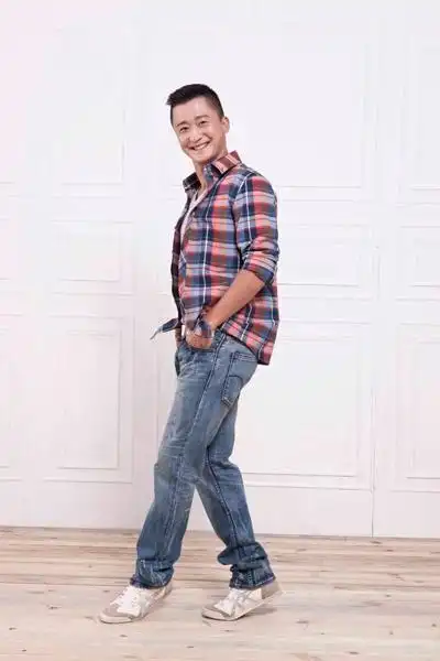 男明星:吴京帅气服装代言-小虾米