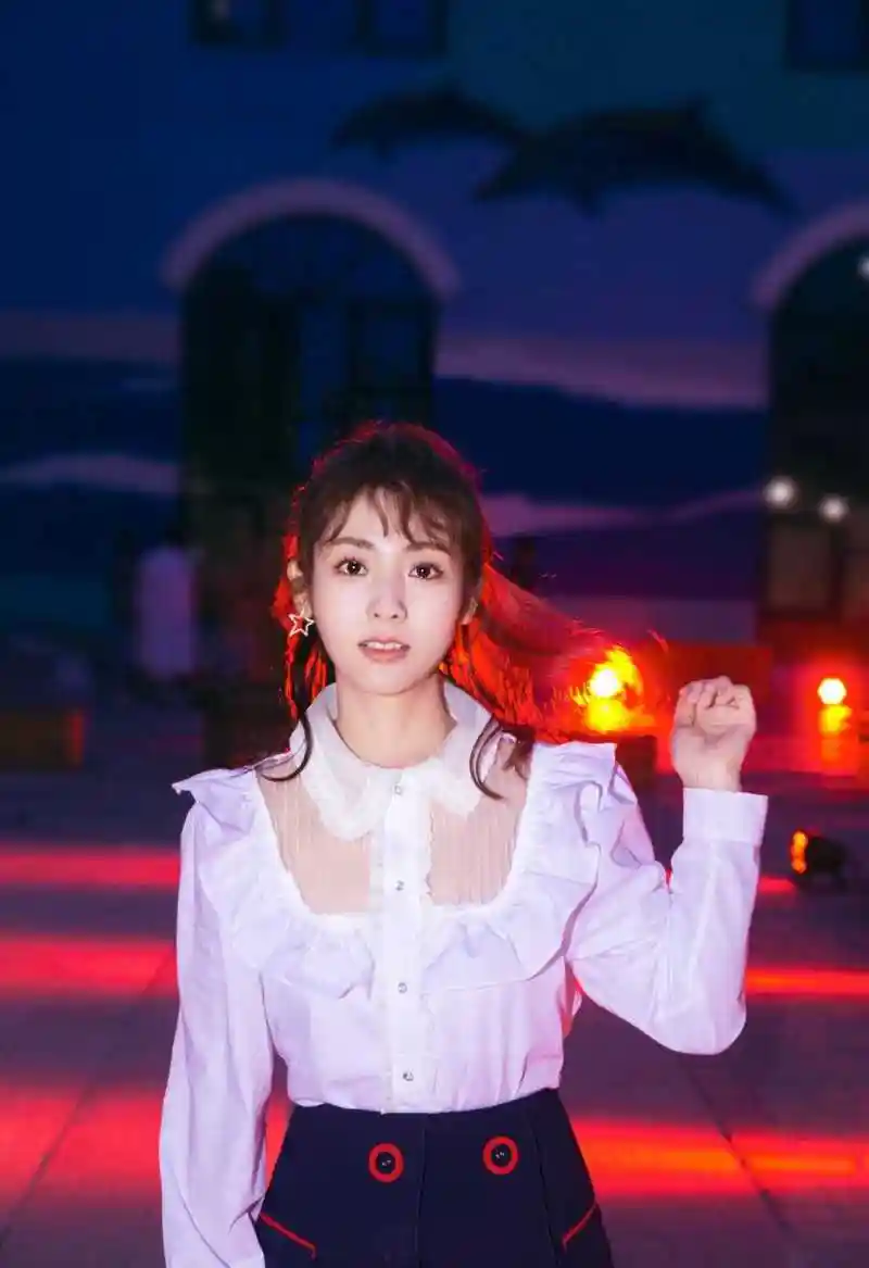 邢菲太有少女感娃娃领衬衫搭配不规则半身裙俏皮伶俐甜美可人