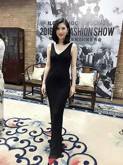 搜狐娱乐讯 近日,最具潜力女演员银雪受邀出席某时装秀,一袭深v黑裙