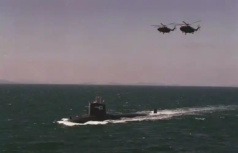 我国第一艘核潜艇"长征"一号   加入海军战斗序列