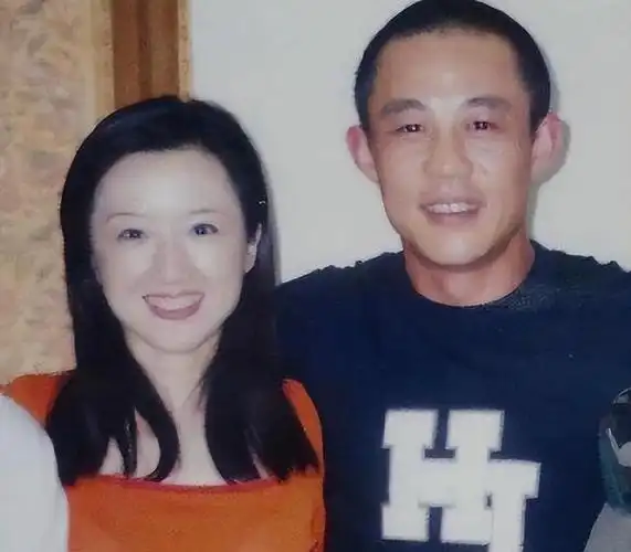 演员侯勇一婚娶70后二婚娶80后三婚50岁竟娶了90后