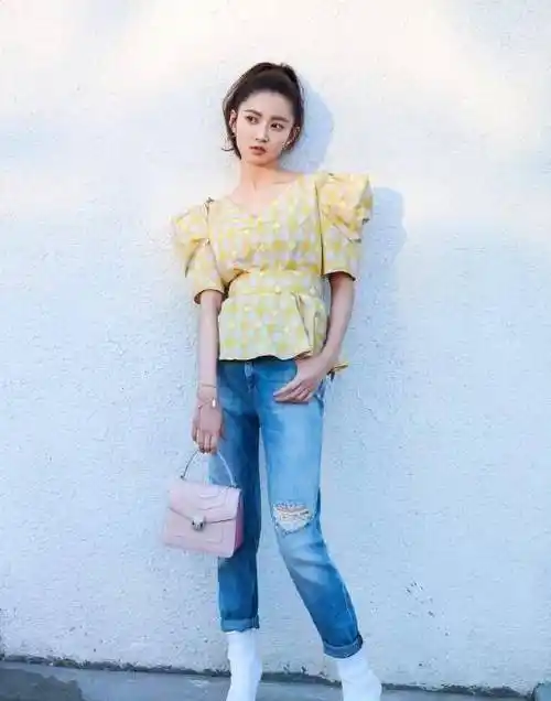 "赵敏"陈钰琪越来越会穿,印花上衣 牛仔裤,轻松嫩回18岁少女_时尚