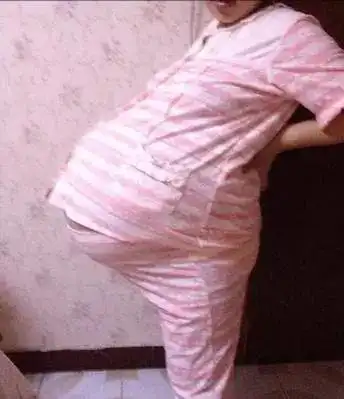 小胡的肚子就显得很大,再次去医院检查之后医生确认,小胡怀了双胞胎