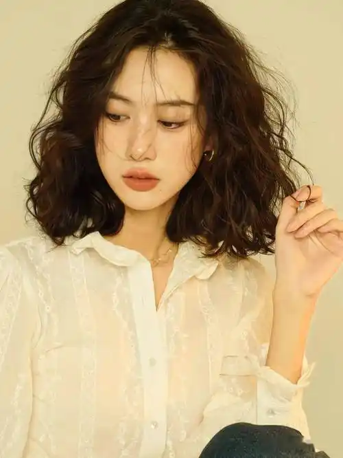 "2024港风短发烫",让你美到爆_发型_中国_人类