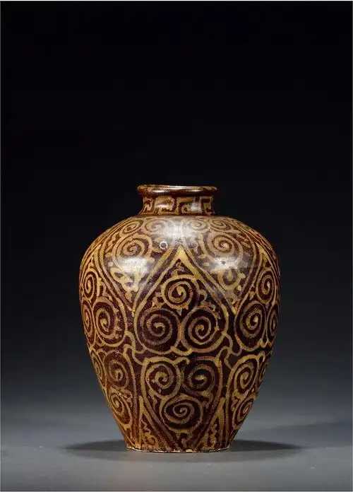 lot1905南宋吉州窑剔犀纹梅瓶说明瓶小口圆唇短颈丰肩足底内凹成圈