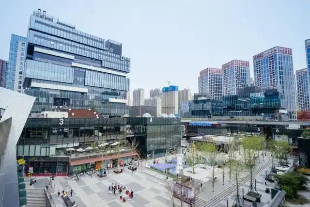 当这些元素融合在一起,使得曲江创意谷自开业便成为西安现象级街区