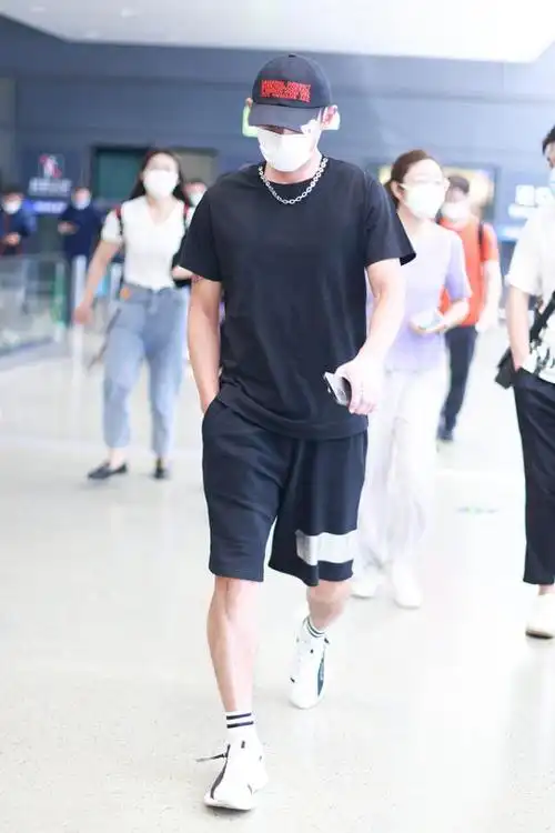 张继科时尚感真好,"机场秀"变身潮男,运动风这样穿活力十足