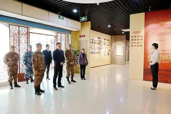 潍坊市军分区司令员薛晓鹏一行来访我校