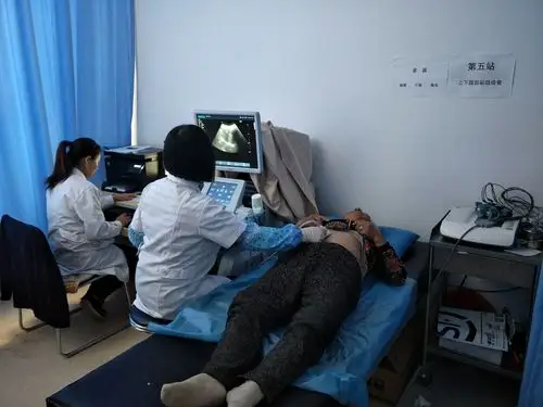工作人员正在为被检者做上下腹部彩超检查