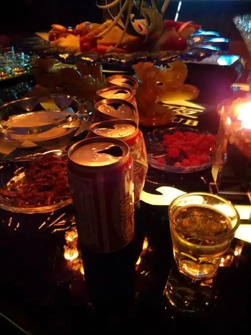 大妈偷衣被抓边亲店主边求饶:好孩子 咋这么白呢?