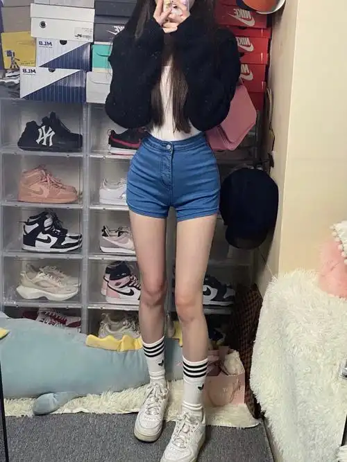 显腰细腿长的牛仔短裤
