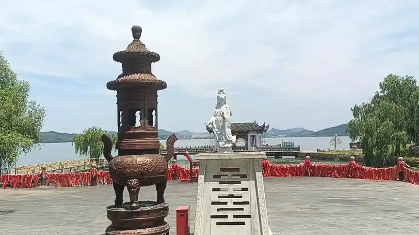 东钱湖小普陀水上观音