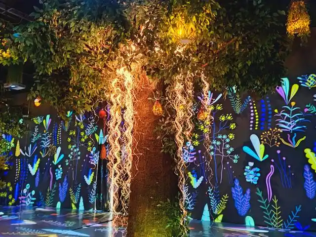 《生命之树》投影展厅_草坪萤火虫激光灯|大功率单绿激光灯|全彩rgb