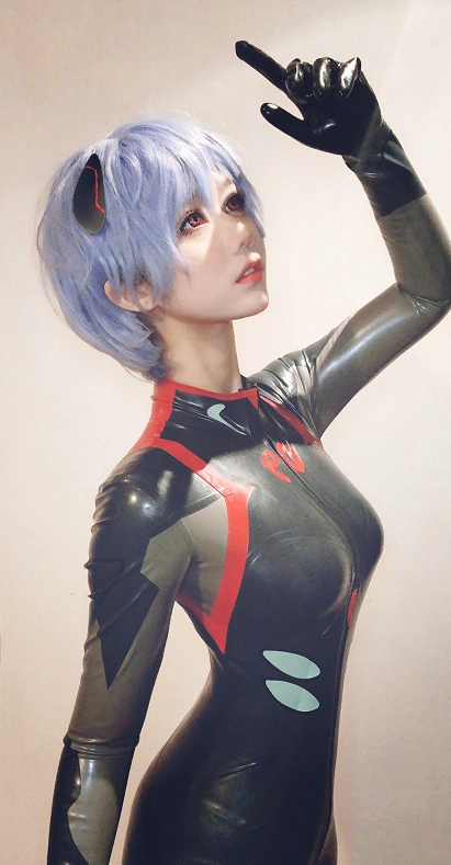 最近一位高中生小姐姐的绫波丽cos一直被大家津津乐道,相比于很多颜值