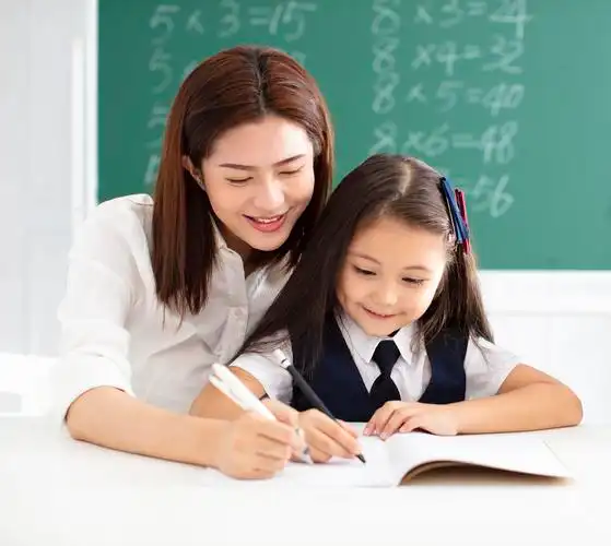 老师在辅导学生写作业