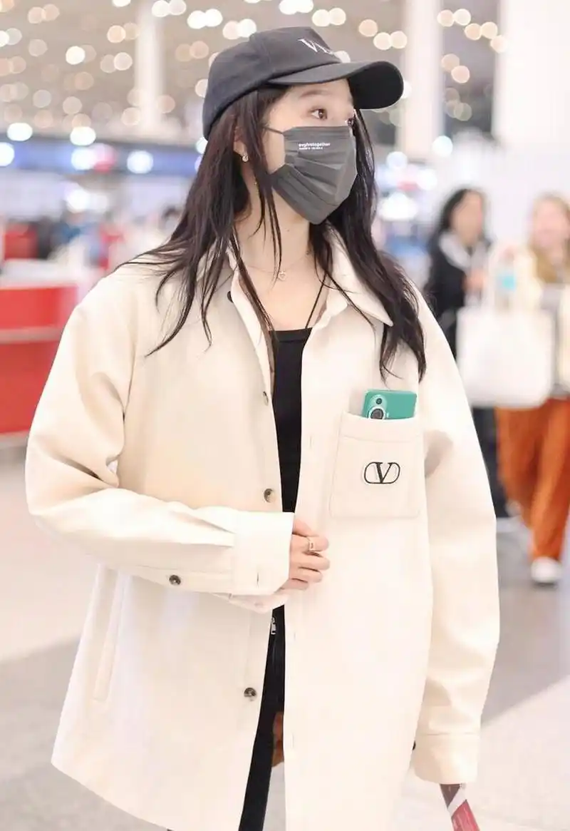 关晓彤机场街拍,白色廓形外套搭配黑色打底裤,个性适合所有人,干净