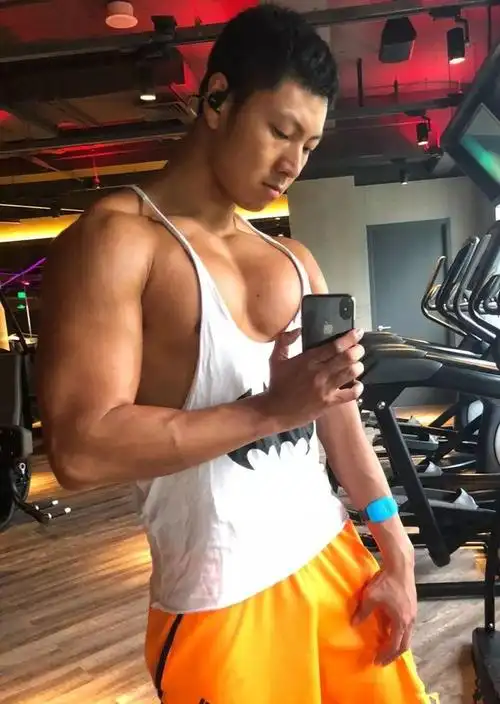 肌肉男侧乳装走红大胸肌腱子肌一览无遗够搔气