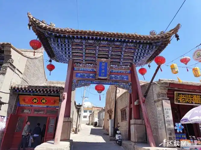 王十梅  摄丹噶尔古城文庙孔子塑像.  王十梅  摄昌耀诗歌馆.