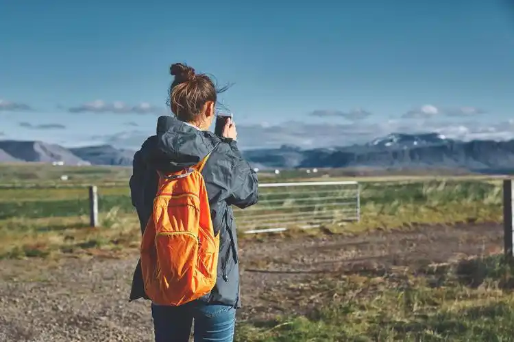在拍摄风景的女孩背影