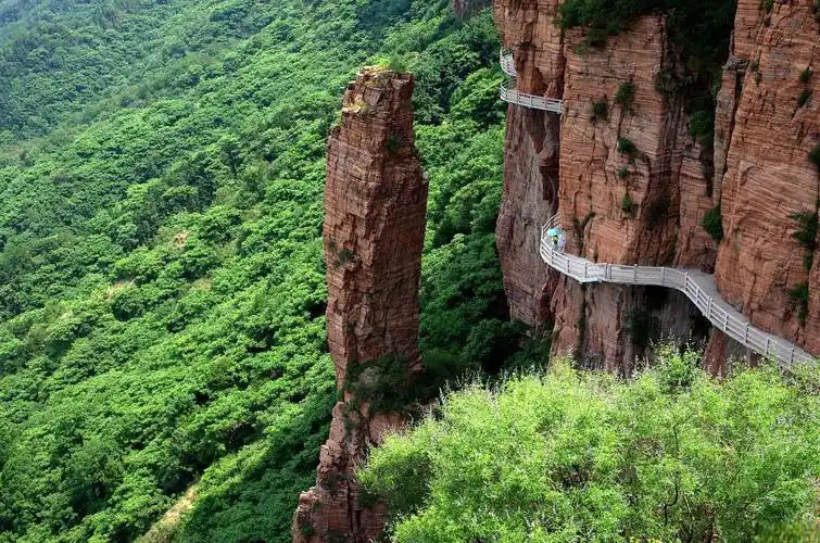 九莲山景区,自然与文化的完美结合 九莲山景区位于新乡市辉县市,是一