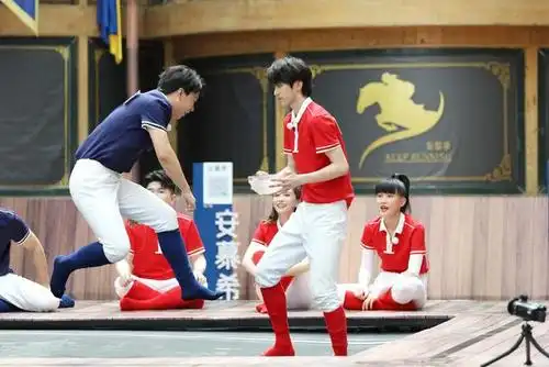 《奔跑吧》第九期播出 蔡徐坤身骑白马满足所有幻想