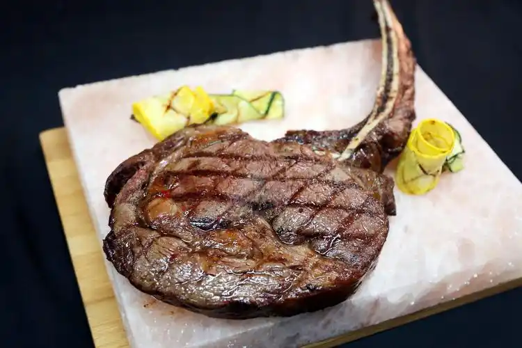 他非常青睐战斧牛排,就是牛肋排当中那块硕大的肉眼牛排,在意大利被