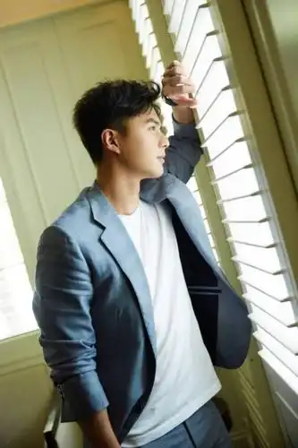 叶祖新浅蓝西装亮相活动清新淡雅展绅士气质