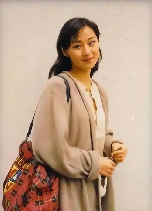 赵静仪:年轻时媲美万绮雯,尝试风月片无果后,专心扮演丫鬟_赵静宜