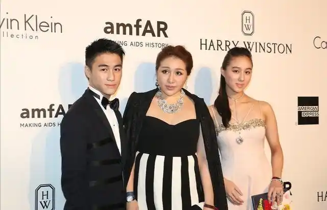 何超盈3姐弟同台亮相,何猷君穿西装英俊帅气,何超欣可爱甜美